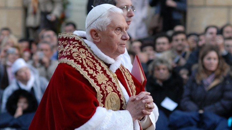 Påven Benedictus XVI vid Jungfru Marias staty vid Spanska trappan