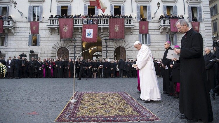 Tradičný moment modlitby pápeža za obyvateľov Ríma na slávnosť Nepoškvrnenej