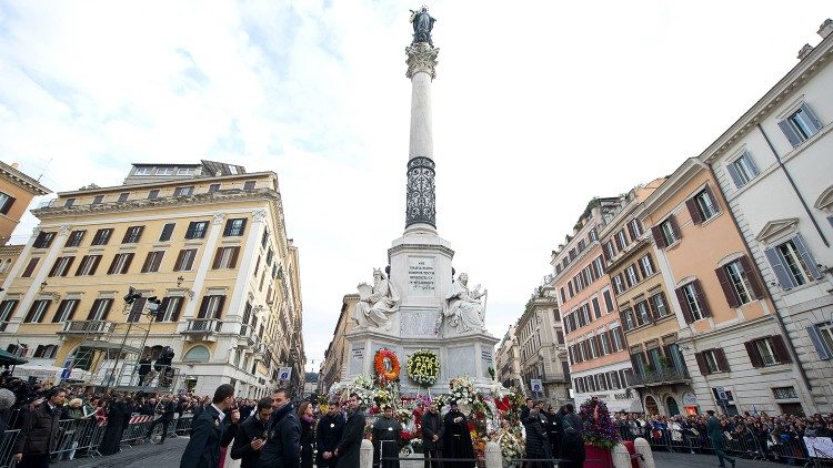 La statua della Immacolata Concezione in Piazza di Spagna a Roma