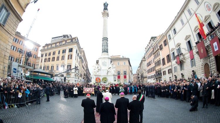 Papa Francisc în Piazza di Spagna, din Roma, pe 8 decembrie 2013 (fotografie din arhivă)