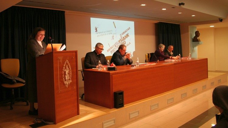 S. Mojca Šimenc HMP med zagovorom svoje doktorske naloge na Papeški salezijanski univerzi (UPS) v Rimu.