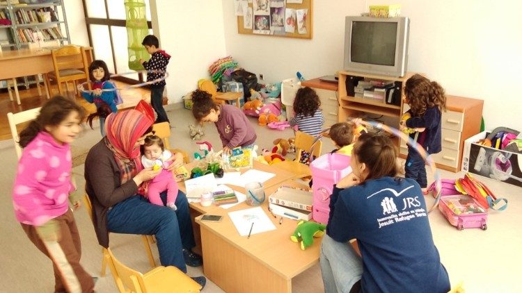Volontari in un centro per bambini