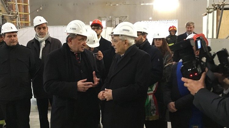 Il card. Petrocchi insieme al presidente italiano Mattarella in visita al cantiere della cattedrale dell'Aquila