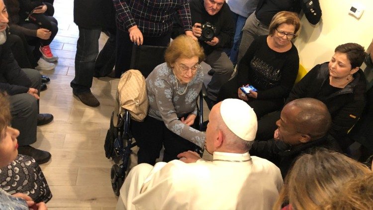 Papa Francesco in visita in una comunità per anziani in un Venerdì della Misericordia