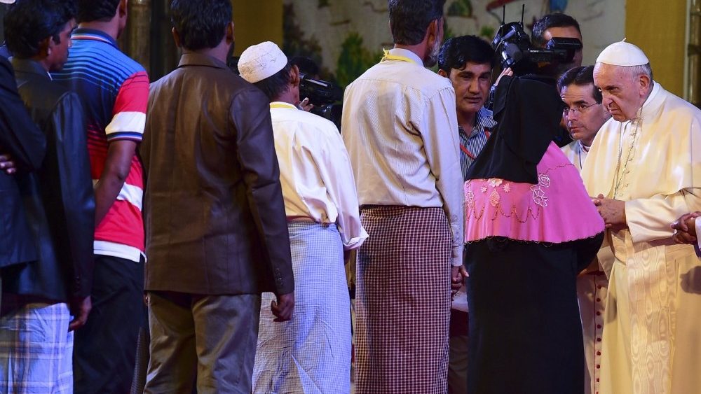 Pri stretnutí pápeža Františka so zástupcami etnika Rohingya v Bangladéši (1. dec. 2017 )