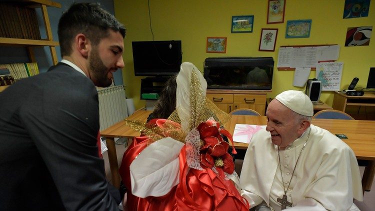 Il Papa dona il panettone da 10 kg alla comunità terapeutica “Il Ponte e l’Albero” al Laurentino 38