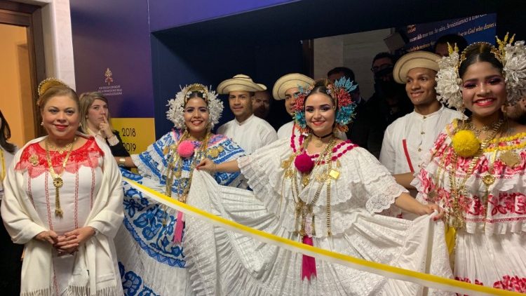 Embajadora de Panamá Miroslava Rosas con grupo folklórico en la muestra 