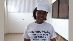 cidadã angolana informada sobre a campanha contra a corrupçãoAEM.jpg