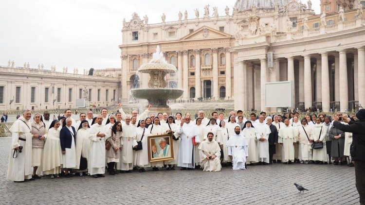 Família mercedária na Praça São Pedro em 12.12.2018, ocasião em que foi recebida pelo Papa Francisco