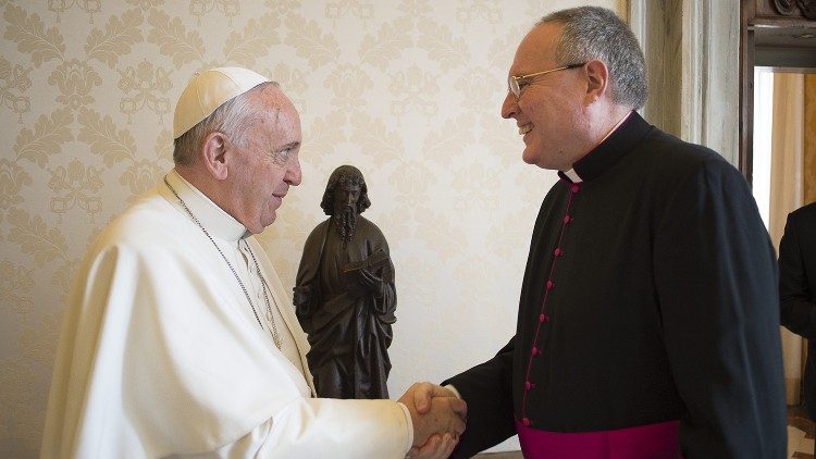 Mons. Chica Arellano encuentra al papa Francisco