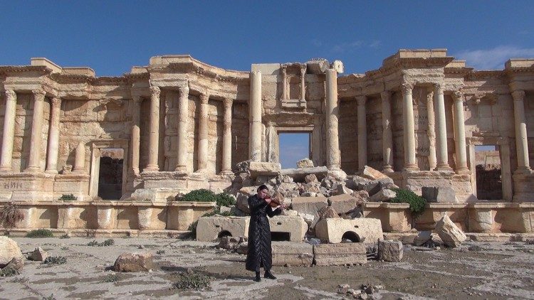 Latviešu vijolniece Ilze Kirsanova muzicē Sīrijā