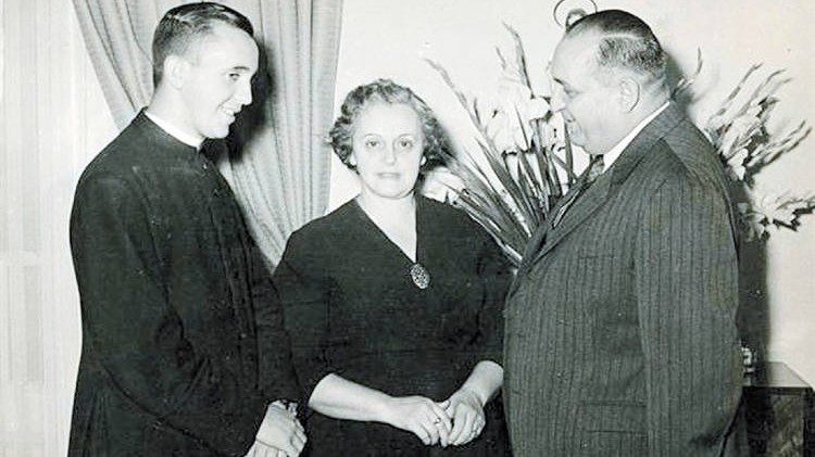Le jeune Jorge Mario Bergoglio avec sa mère et son père
