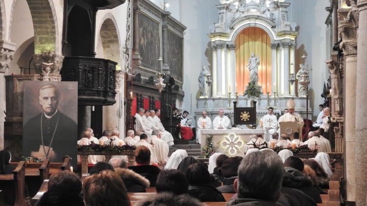 Msgr. Stanislav Zore med pridigo v krški katedrali ob 98. obletnici smrti Božjega služabnika Antona Mahniča.