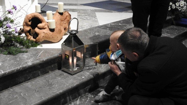 Skavti prinesli betlehemsko luč tudi v Litijo, kjer je msgr. Stanislav Zore daroval sveto mašo.