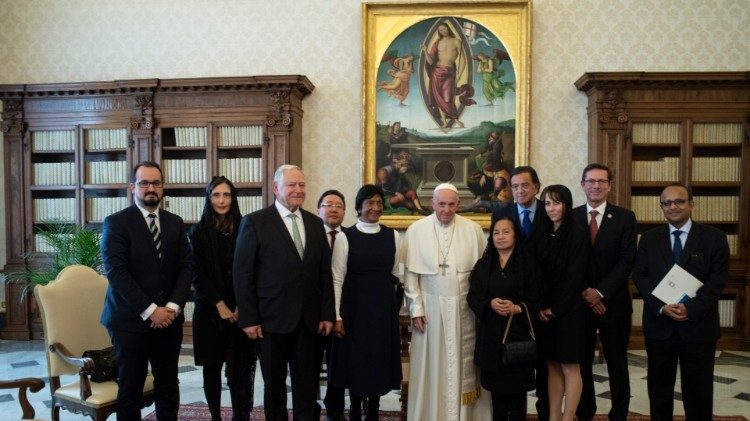 Papa Francisco com a delegação da Comissão Internacional contra a Pena de Morte