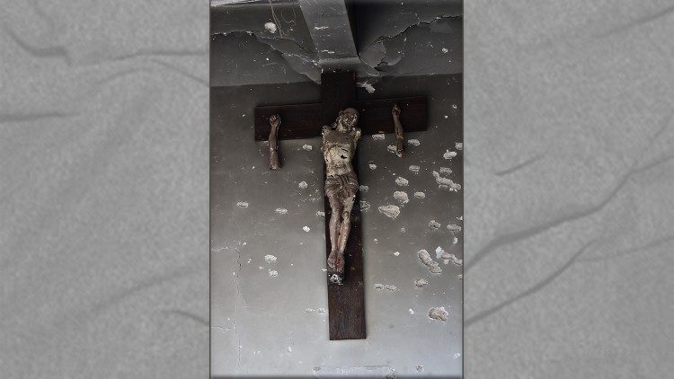 Crucifixo destruído, imagem de arquivo da Fundação Ajuda à Igreja que Sofre