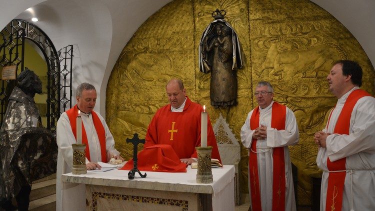 Magyar szentmise a Szent Péter bazilika altemplomának magyar kápolnájában