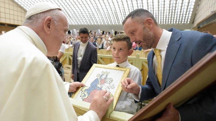 Durdík Rufolf a szerdai általános kihallgatáson áldást kér Ferenc pápától a Somorja címerét ábrázoló képre