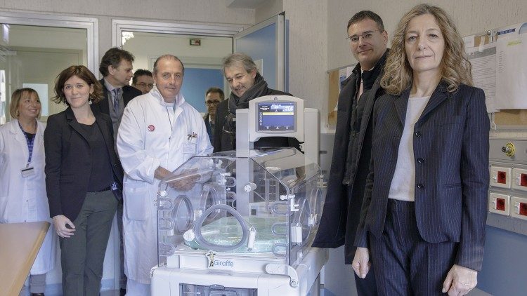 Entrega da incubadora ao Hospital Bambino Gesù de Roma