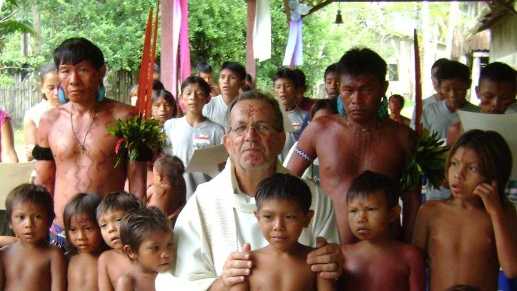 Đức cha Edson Damian với người thổ dân