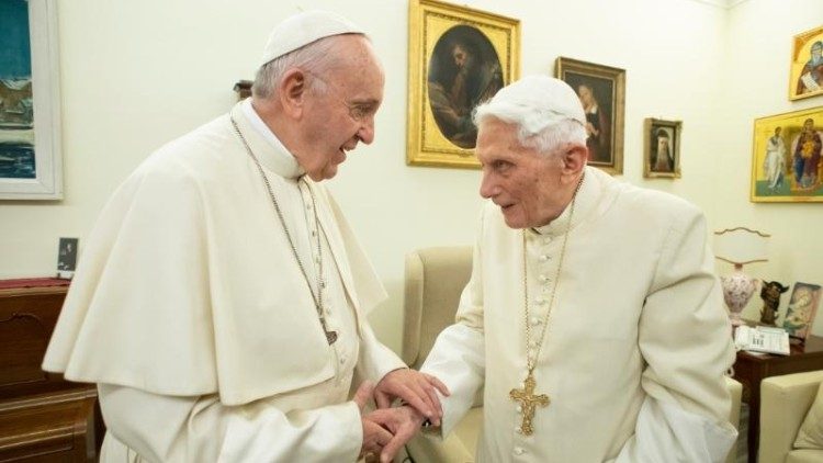 Zeigen sich einmütig: Papst Franziskus und Benedikt XVI., ein Archivbild vom 21.12.2018