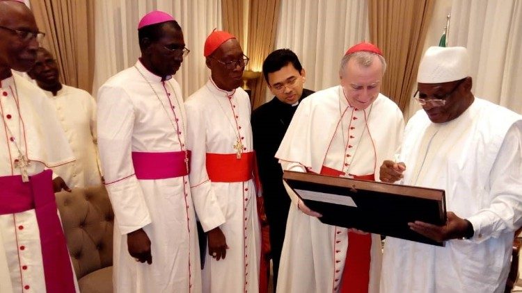 Kardinal Parolin in Mali, mit dem Präsidenten Keita