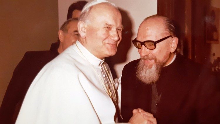 Šv. Jonas Paulius II ir t. Vincas Pupinis SJ