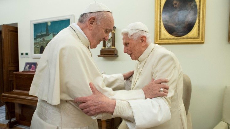 Begegnung von Papst Franziskus mit seinem Vorgänger, dem ehemaligen Papst Benedikt XVI., im Dezember 2018