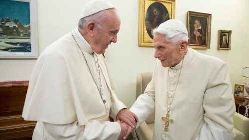 Pápež František kondoloval Benediktovi XVI. po úmrtí jeho brata