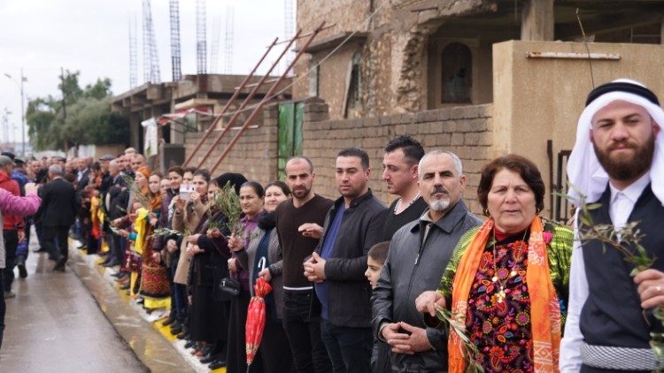 Des habitants de Qaraqosh dans les rues lors de la visite du cardinal Parolin, en décembre 2018.