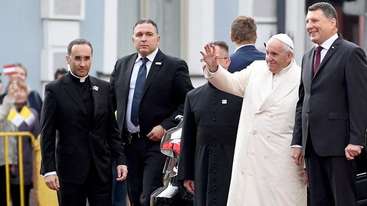 Papež Frančišek in latvijski predsednik Raimonds Vejonis med obiskom Latvije 24. septembra 2018.