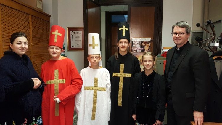 Koledníci z Detvianskej Huty na návšteve Slovenskej redakcie Vatikánskeho rozhlasu