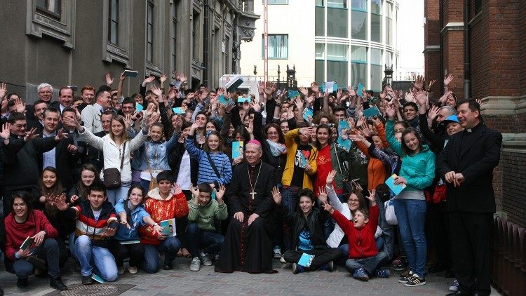 Arcebispo de Bucareste, Dom Ioan Robu, com grupo de jovens junto à Catedral latina de Bucareste 