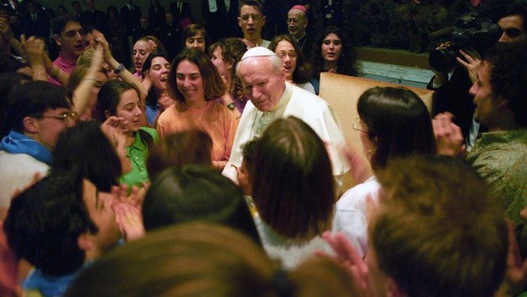 Papa Juan Pablo II encuentra a un grupo de jóvenes, el 28 de marzo de 1986