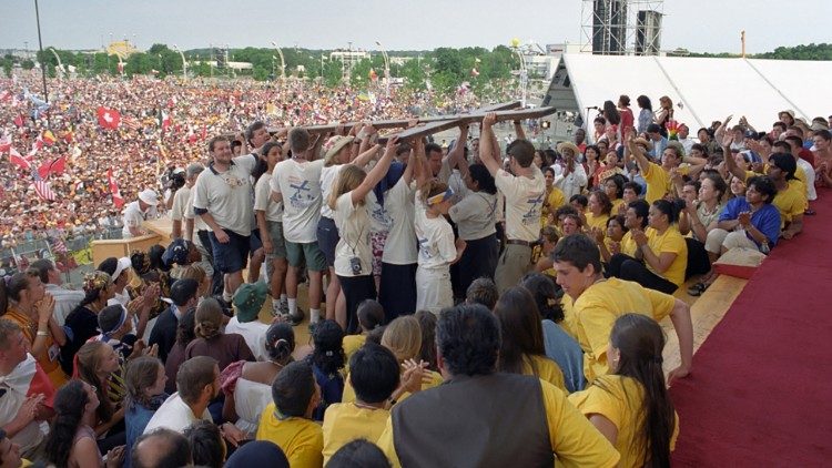 Giovani canadesi alla Gmg di Toronto nel 2002
