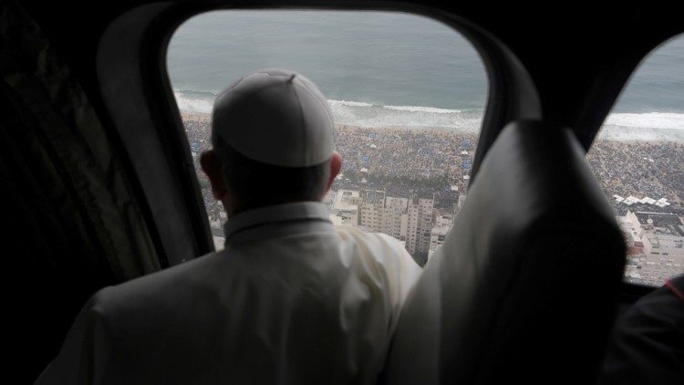Papa olha para a Praia de Copacabana na JMJ em 2013