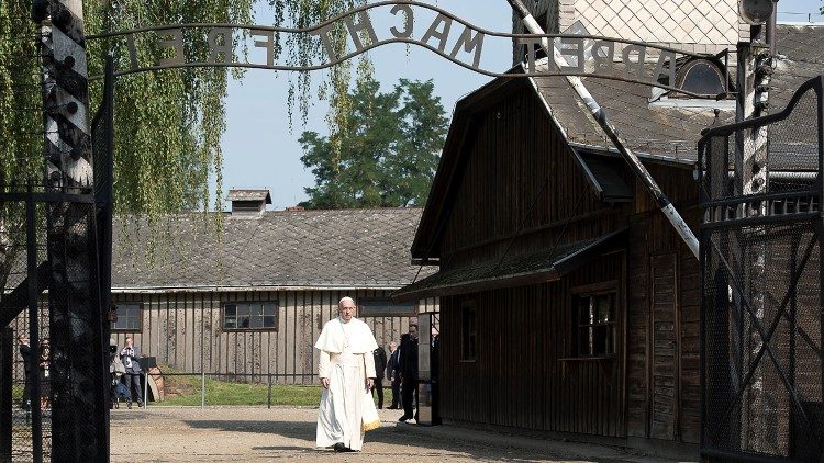 Папа падчас візіту ў "Аўшвіц-Біркенаў". Ілюстрацыйнае фота