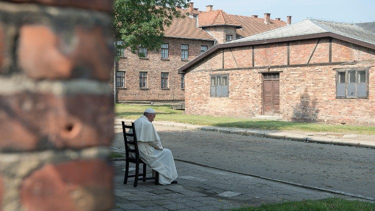 ポーランド南部・アウシュビッツ強制収容所跡で祈る教皇フランシスコ　2016年7月