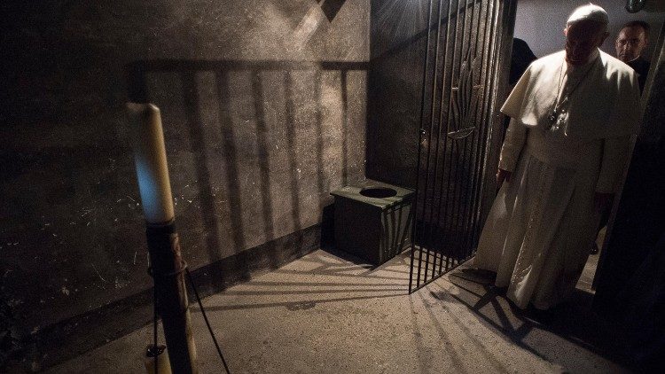 Popiežius Pranciškus šv. Maksimilijono Kolbes mirties celėje Aušvico lagerio 11 bloke 2016 metais