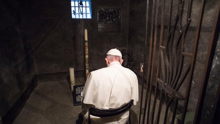 アウシュヴィッツ＝ビルケナウ強制収容所の聖コルベ神父の牢で祈る教皇フランシスコ　2016年7月