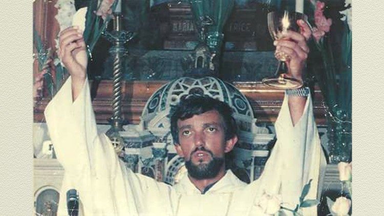 Padre Ezechiele Ramin nel corso di una celebrazione