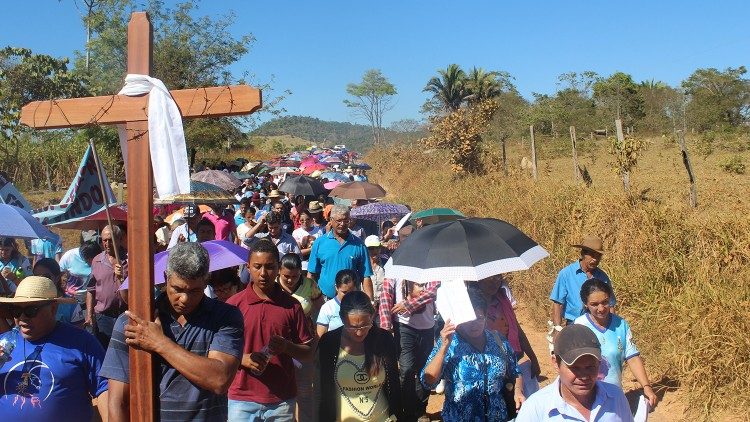 La marcia che i campesinos e gli indios di Rondonia e Mato Grosso organizzano ogni anno, il 24 luglio, nel luogo del martirio di padre "Lele"