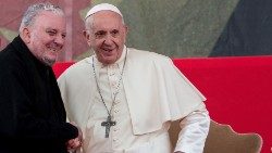 Kiko Arguello e Papa Francesco.jpg