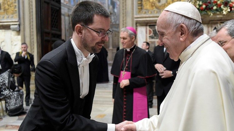 Érszegi Márk Aurél kezet fog Ferenc pápával