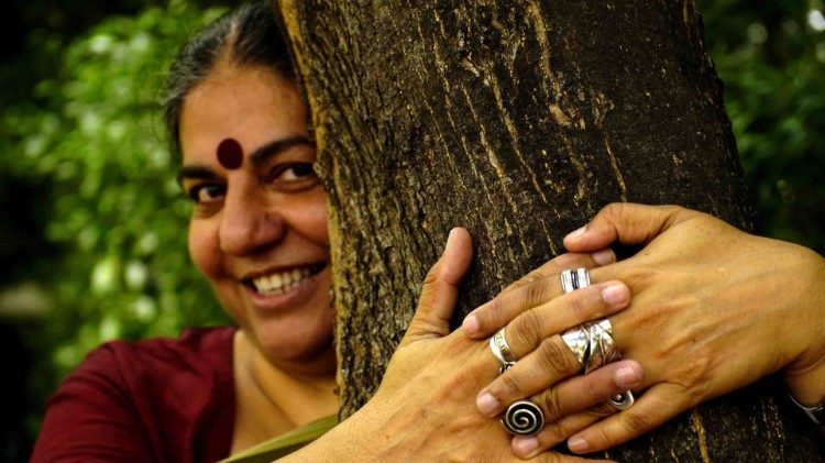 Vandana Shiva on how we risk becoming “obsolete technology” - Vatican News
