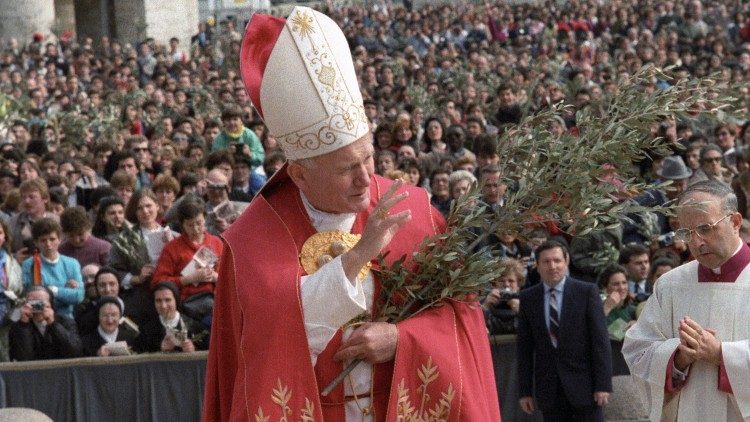 Sv. Ján Pavol II. s mladými počas Dňa mládeže v Kvetnú nedeľu 23. marca 1986