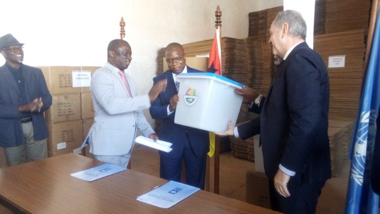Bissau, entrega de material eleitoral à CNE