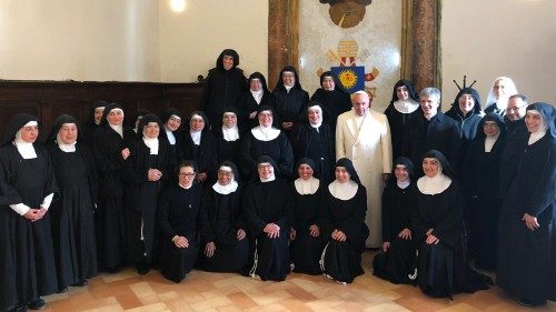 Il Papa visita a sorpresa le suore di clausura del Monastero di Vallegloria 