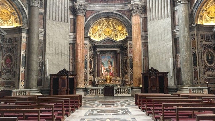 бічні престоли в базиліці Святого Петра
