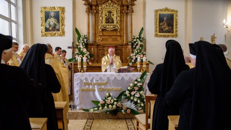 Kościół w Polsce modli się za osoby konsekrowane 